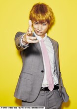 馬場良馬扮する霊幻新隆。