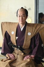 小山力也扮する酒井忠績。(c)NHK