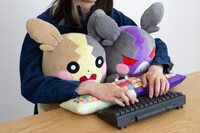 「ポケットモンスターPCクッション モルペコ」の使用イメージ。