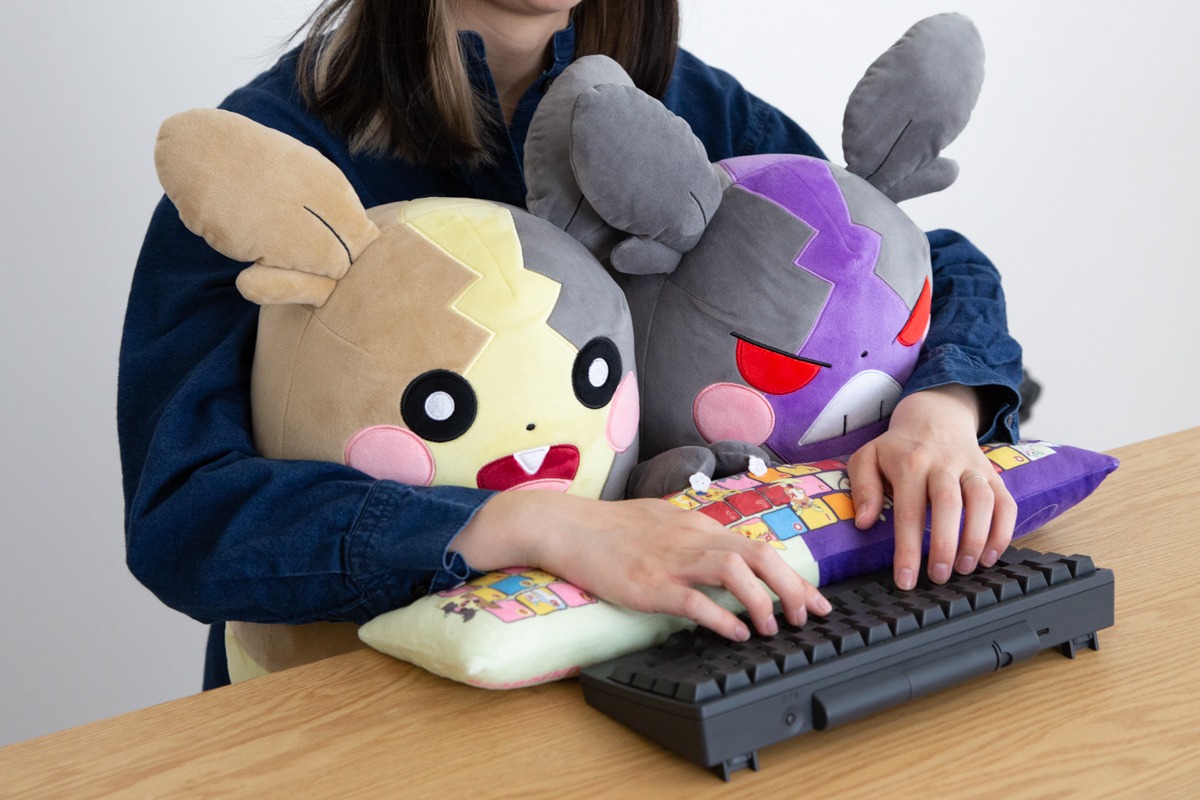 「ポケットモンスターPCクッション モルペコ」の使用イメージ。