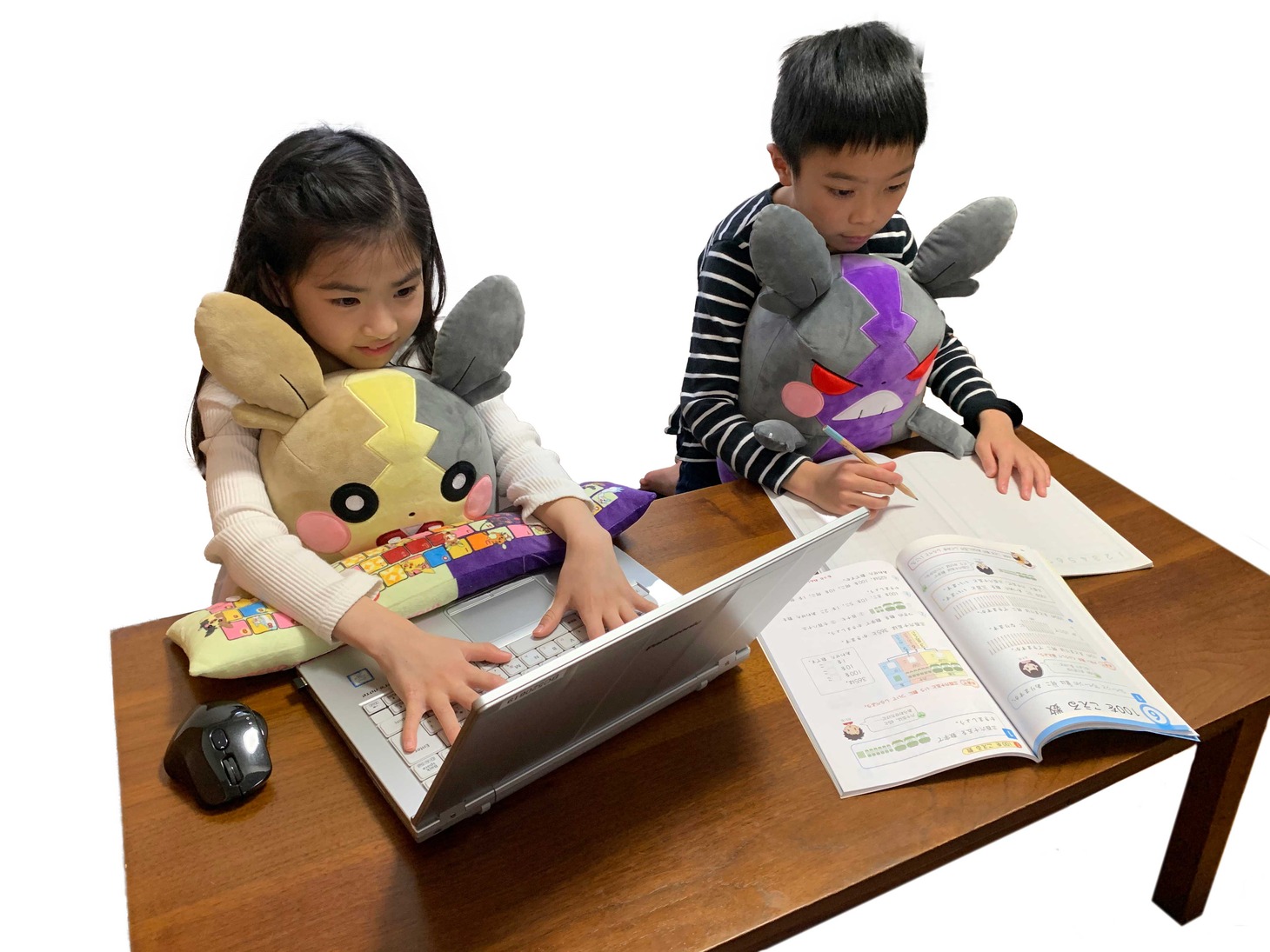 「ポケットモンスターPCクッション モルペコ」の使用イメージ。