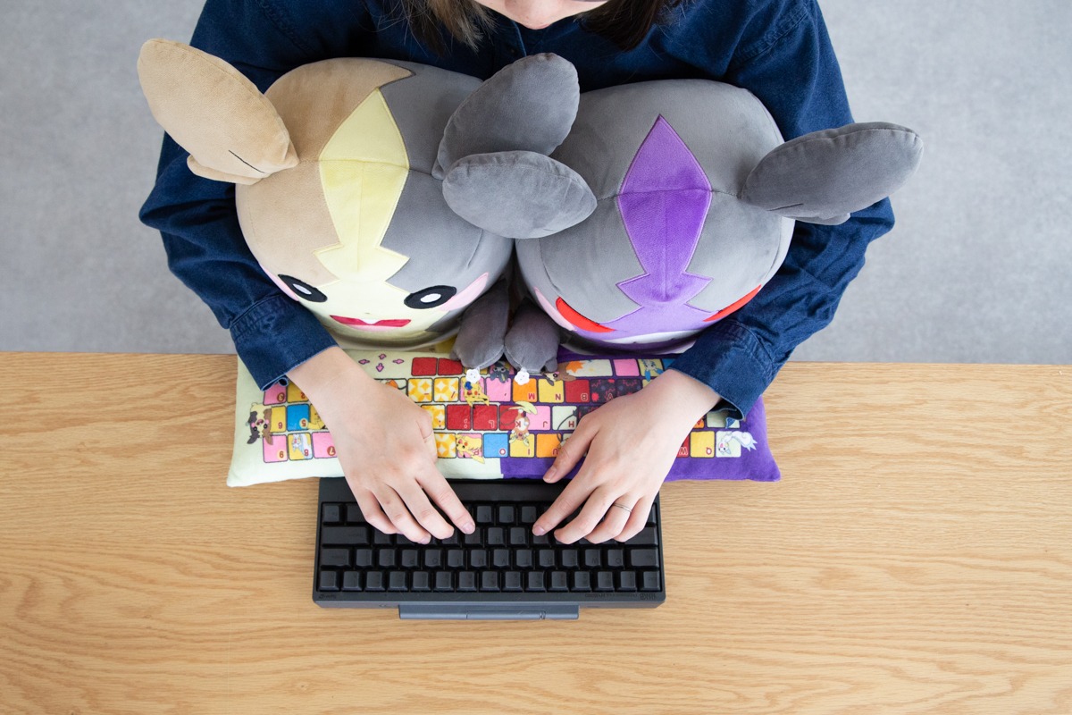 「ポケットモンスターPCクッション モルペコ」の使用イメージ。