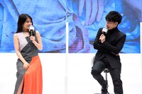 左から有村架純、佐藤健。