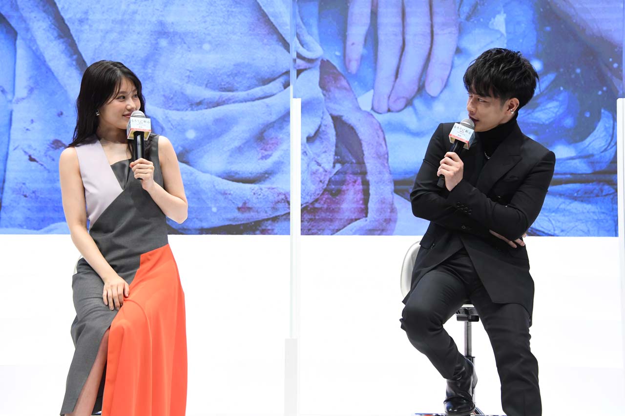 左から有村架純、佐藤健。
