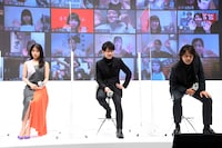 左から有村架純、佐藤健、江口洋介。