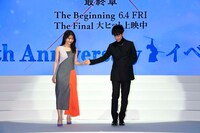 有村架純（左）をエスコートする佐藤健。