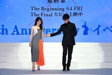 有村架純（左）をエスコートする佐藤健。