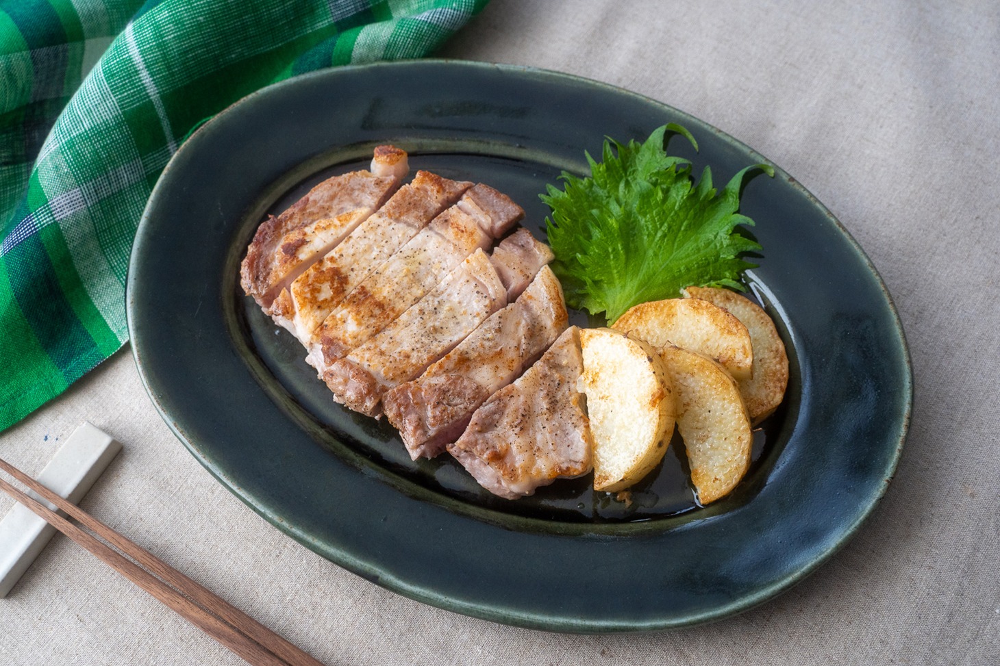 特設サイトで公開されるレシピの1つ「豚肉と長芋のバター醤油ソテー」。