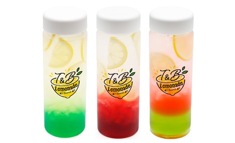 「T&B Lemonade Stand」で販売されるオリジナルボトル付きドリンク。
