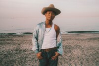 「アニメづくり沼 高校生 青春リレーアニメ編」で制作されるアニメのベースとなる楽曲「Stand by me,Stand by you.」を歌う平井大。