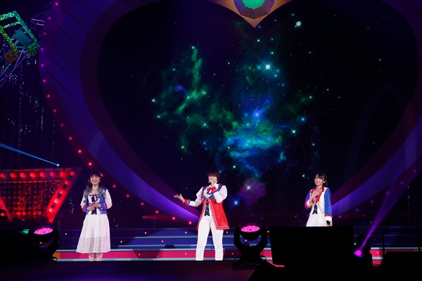 Tricolore。左からファルル役の赤崎千夏、紫京院ひびき役の斎賀みつき、緑風ふわり役の佐藤あずさ。