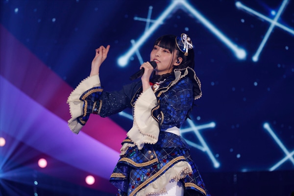 輝イブ役の指出毬亜。
