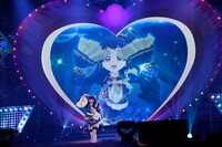 輝イブ役の指出毬亜。