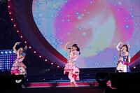 左から青葉りんか役の厚木那奈美、桃山みらい役の林鼓子、紫藤める役の森嶋優花。