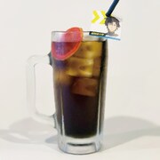 米とサーカスで提供される「六号のブラックカクテル～エクスプロージョンレモン添え～」。