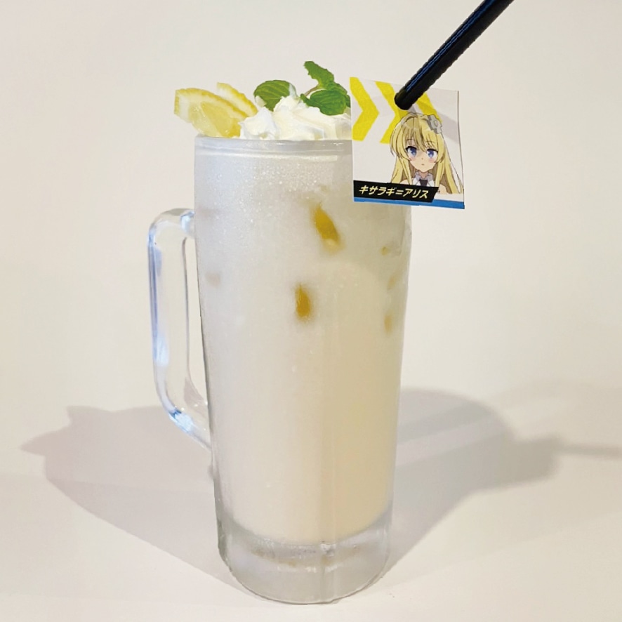 米とサーカスで提供される「アリスのレモンミルクティー」。