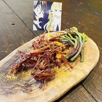 米とサーカスで提供される「ロゼに食べさせようとしたバッタ」。