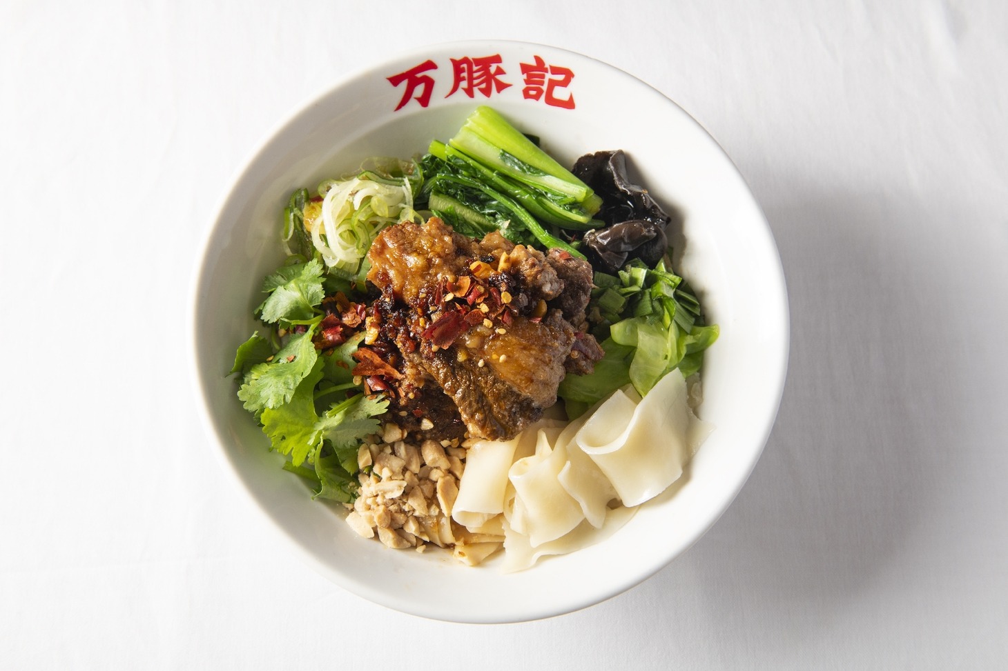 「＜豚の帽子＞亭特製 やわらか豚肉と7つの野菜の幅広あえ麺」