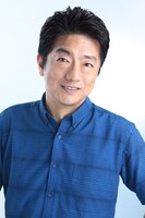 ナレーションを担当する石井康嗣。