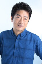 ナレーションを担当する石井康嗣。