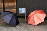 「トトロの雨傘 -折りたたみ-」と「サツキの雨傘 -折りたたみ-」のイメージ。 ※開発中のため、実際の商品に変更がある可能性あり。