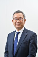 村井満