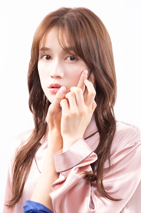 柏木和華に扮する中村ゆりか。