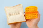 文字パーツを食パンに押した様子。