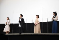 左から影山優佳、矢部浩之、島袋美由利、小林愛香。