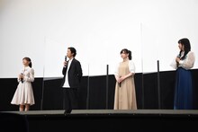 左から影山優佳、矢部浩之、島袋美由利、小林愛香。