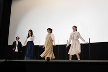 ロナウドのゴールパフォーマンスをする小林愛香、島袋美由利、影山優佳。
