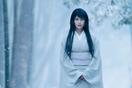 映画「るろ剣」有村架純演じる雪代巴が雪の中に佇む、新場面写真を一挙公開