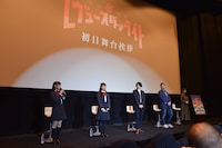 左から小山百代、三森すずこ、古川知宏監督、樋口達人、武次茜。