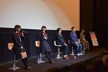 左から小山百代、三森すずこ、古川知宏監督、樋口達人、武次茜。