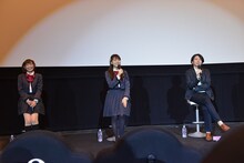 左から小山百代、三森すずこ、古川知宏監督。