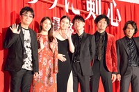 左から大友啓史監督、土屋太鳳、武井咲、佐藤健、青木崇高、江口洋介。
