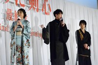 着物の帯がねじのようで、有村架純が充電が切れたマスコットに見えるという佐藤健。