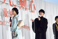 着物の帯がねじのようで、有村架純が充電が切れたマスコットに見えるという佐藤健。