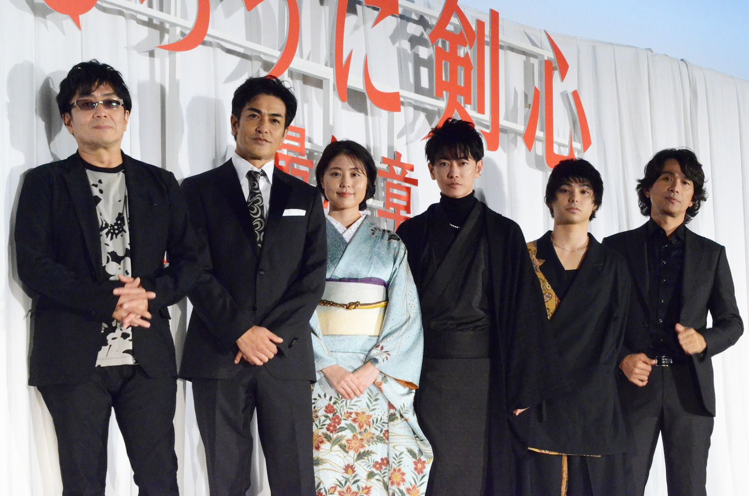 左から大友啓史監督、北村一輝、有村架純、佐藤健、村上虹郎、江口洋介。