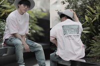 「入野自由グッズ開発室」から生まれたTシャツ（トッティピンク）を着用する入野自由。