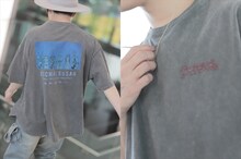 「入野自由グッズ開発室」から生まれたTシャツ（アンティークブラック）を着用する入野自由。