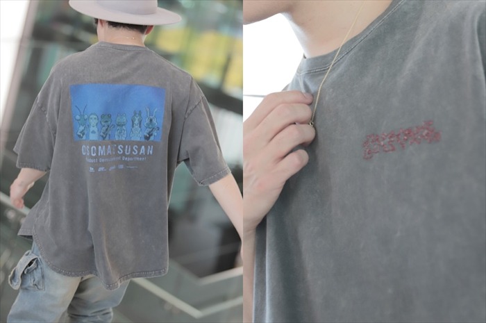 「入野自由グッズ開発室」から生まれたTシャツ（アンティークブラック）を着用する入野自由。