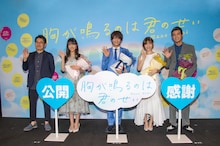 映画「胸が鳴るのは君のせい」公開記念舞台の様子。挨拶左から高橋洋人監督、原菜乃華、浮所飛貴（美 少年 / ジャニーズJr.）、白石聖、板垣瑞生。