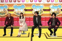 左から小沢一敬（スピードワゴン）、佐々木久美（日向坂46）、ぺこぱ（シュウペイ、松陰寺太勇）。