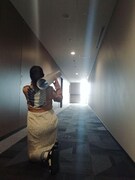 調査兵団のジャケットを着用した書店員。