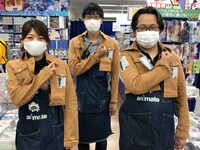調査兵団のジャケットを着用した書店員。
