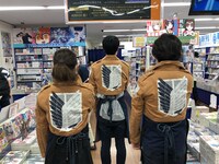 調査兵団のジャケットを着用した書店員。