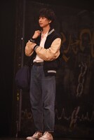 岡宮来夢扮する奥村英二。