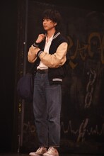 岡宮来夢扮する奥村英二。