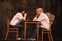 アッシュと英二のホテルでのひととき。